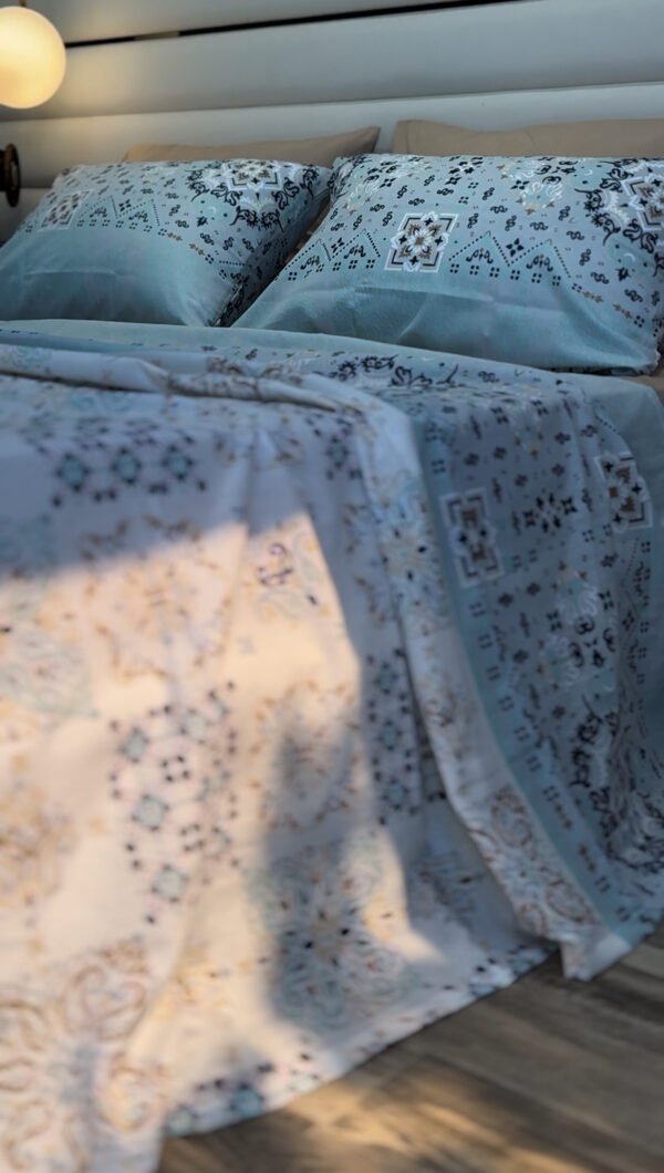 Parure de Lit Azulejos Élégants – Bleu Brume & Beige Sable
