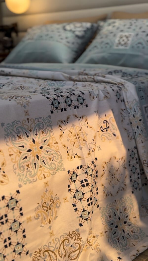 Parure de Lit Azulejos Élégants – Bleu Brume & Beige Sable