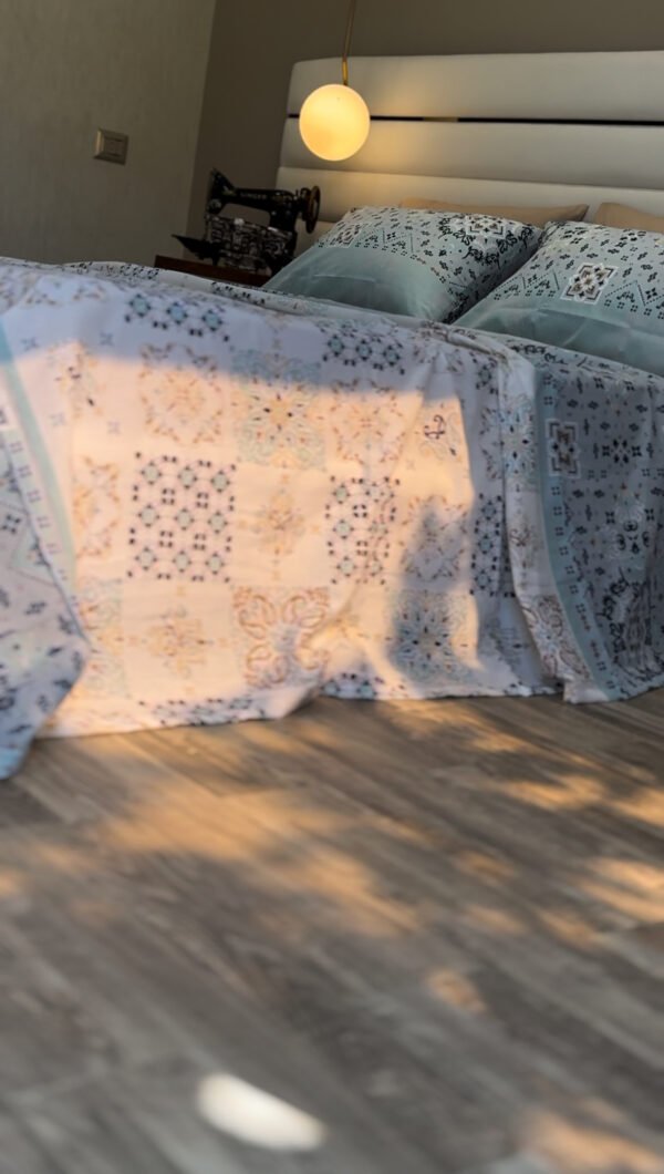 Parure de Lit Azulejos Élégants – Bleu Brume & Beige Sable