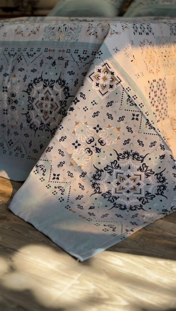 Parure de Lit Azulejos Élégants – Bleu Brume & Beige Sable
