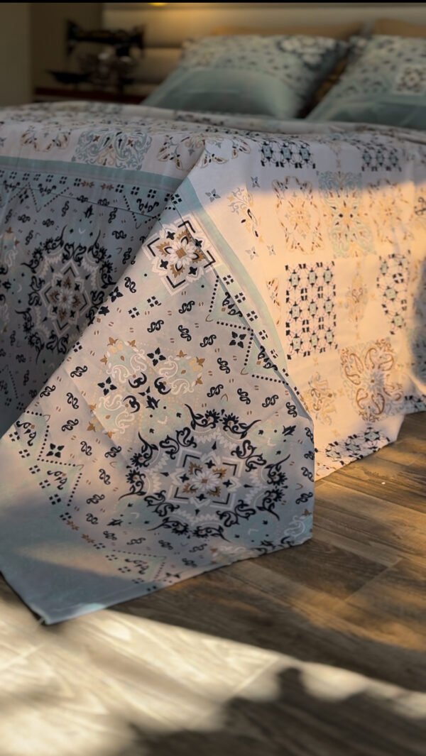 Parure de Lit Azulejos Élégants – Bleu Brume & Beige Sable