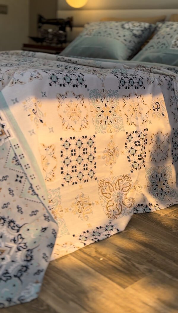 Parure de Lit Azulejos Élégants – Bleu Brume & Beige Sable