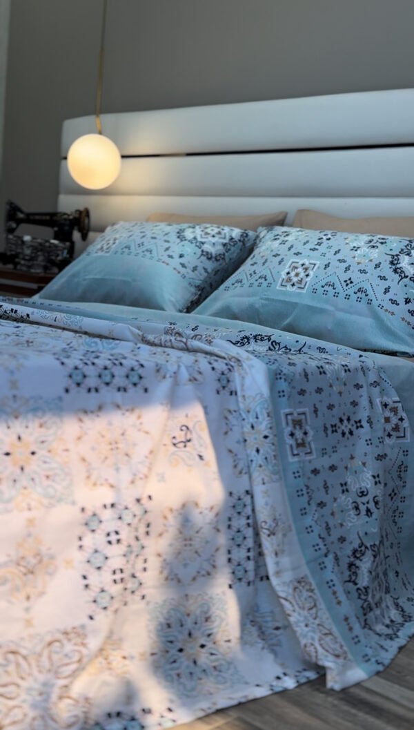 Parure de Lit Azulejos Élégants – Bleu Brume & Beige Sable