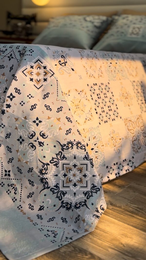 Parure de Lit Azulejos Élégants – Bleu Brume & Beige Sable