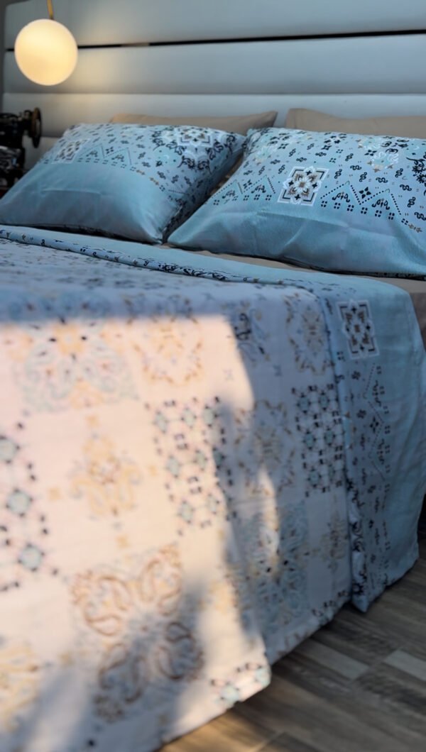 Parure de Lit Azulejos Élégants – Bleu Brume & Beige Sable