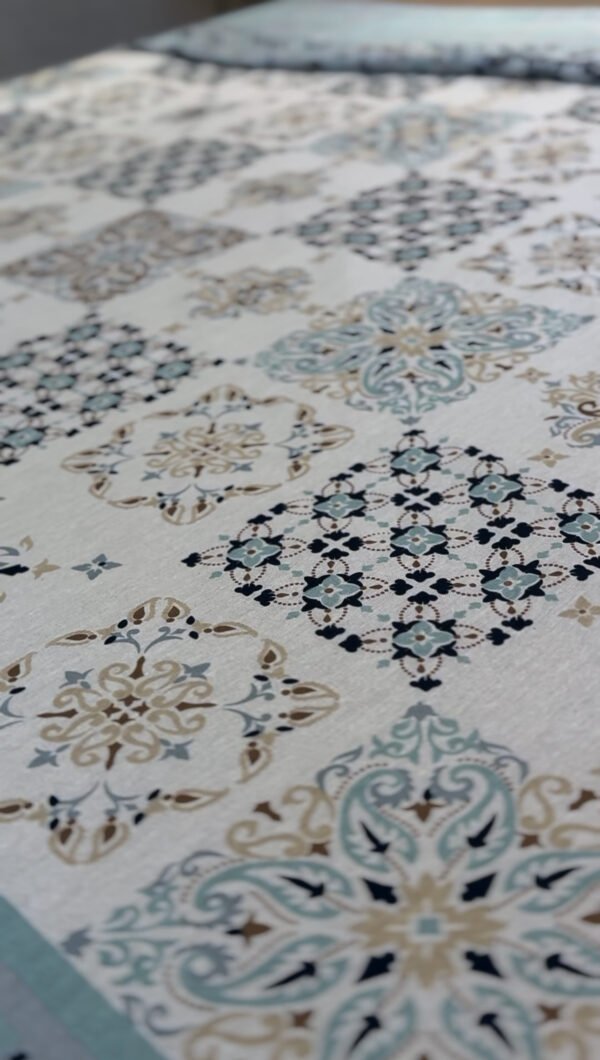 Parure de Lit Azulejos Élégants – Bleu Brume & Beige Sable