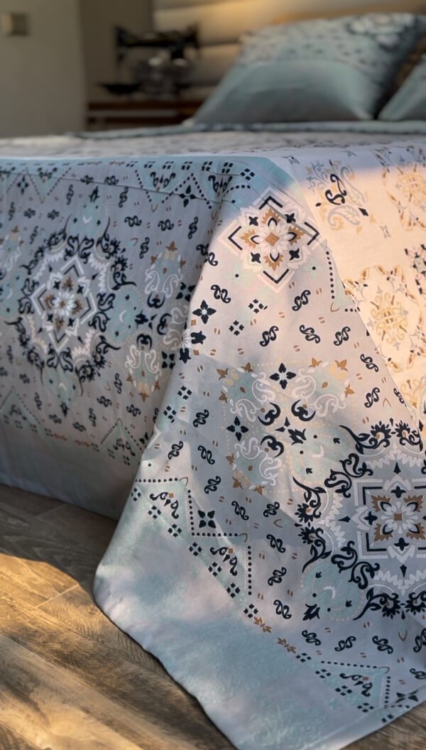Parure de Lit Azulejos Élégants – Bleu Brume & Beige Sable