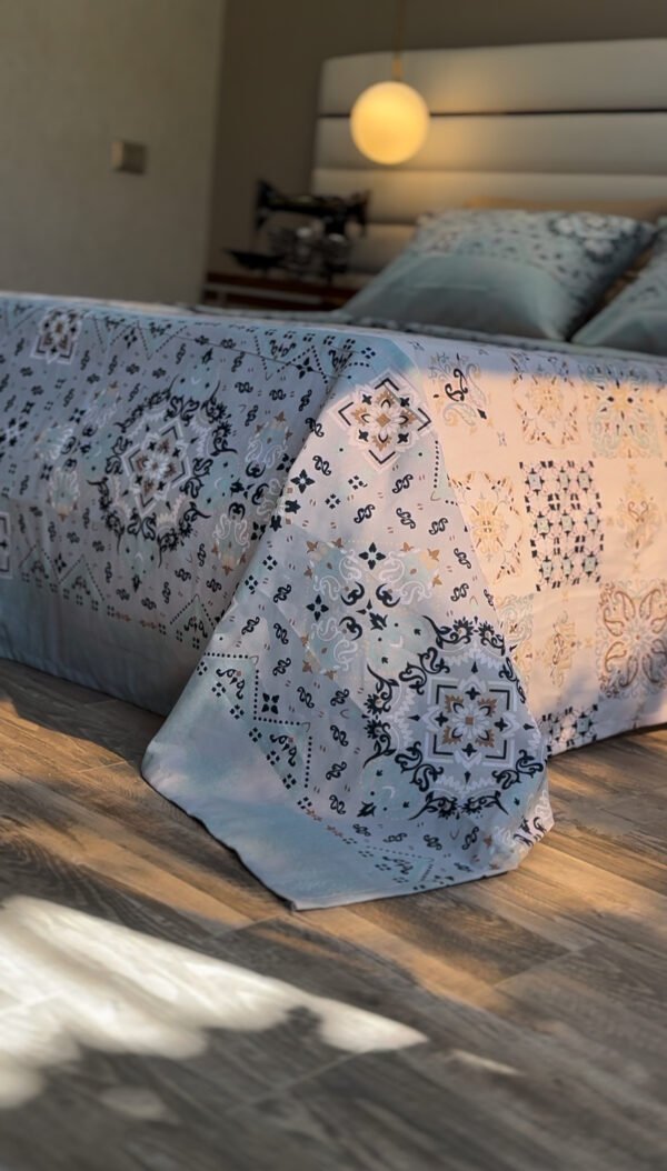 Parure de Lit Azulejos Élégants – Bleu Brume & Beige Sable