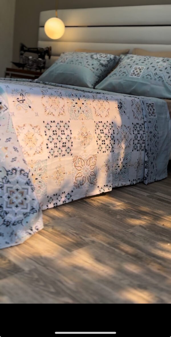 Parure de Lit Azulejos Élégants – Bleu Brume & Beige Sable