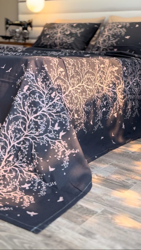 Parure de Lit Arbre Enchanté – Gris Nuit & Blanc Éclatant