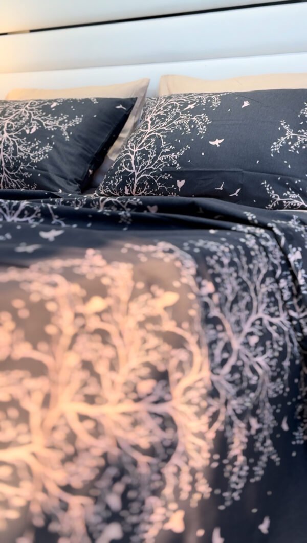 Parure de Lit Arbre Enchanté – Gris Nuit & Blanc Éclatant