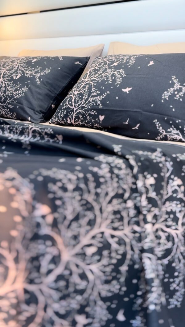Parure de Lit Arbre Enchanté – Gris Nuit & Blanc Éclatant