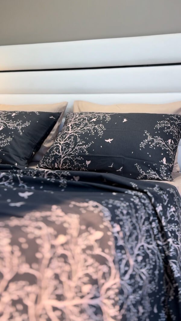 Parure de Lit Arbre Enchanté – Gris Nuit & Blanc Éclatant