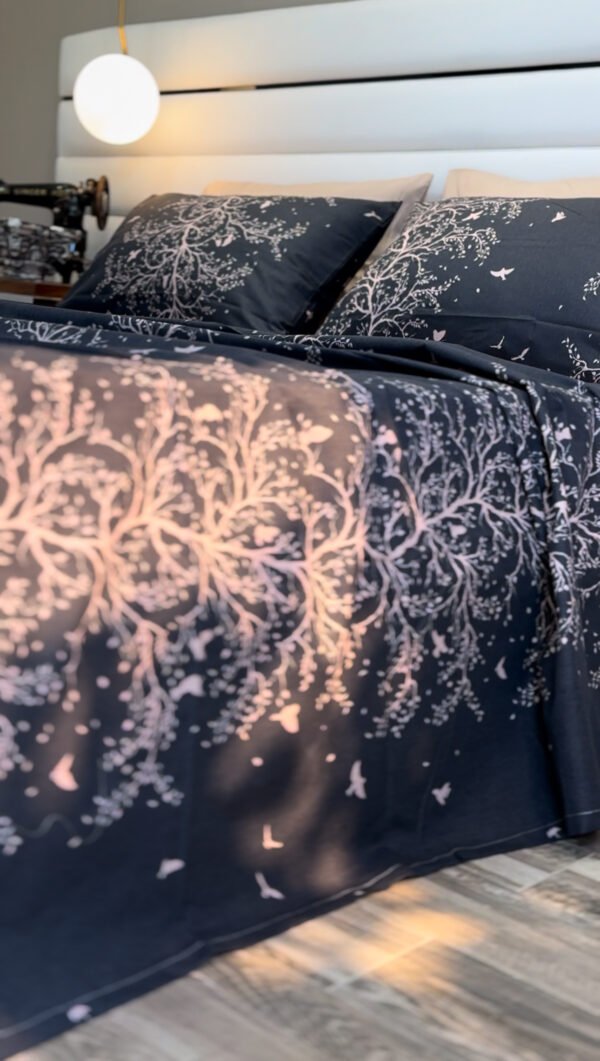 Parure de Lit Arbre Enchanté – Gris Nuit & Blanc Éclatant