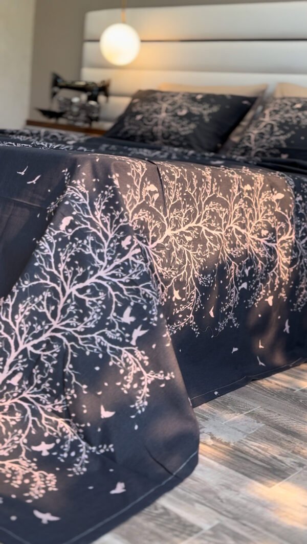 Parure de Lit Arbre Enchanté – Gris Nuit & Blanc Éclatant
