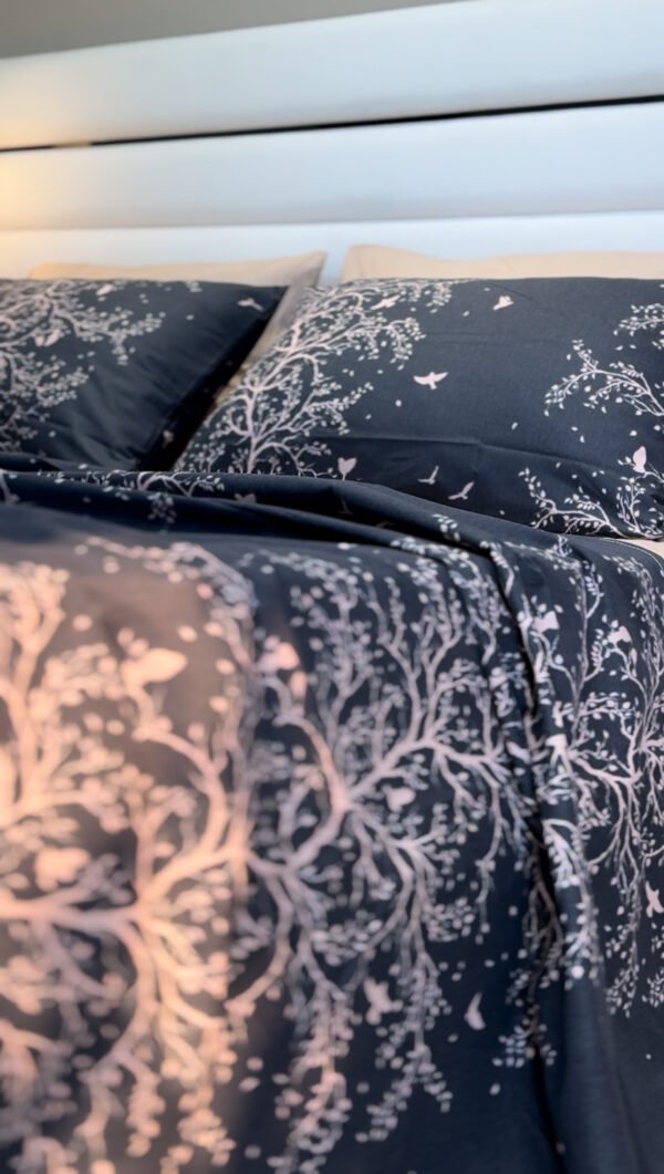 Parure de Lit Arbre Enchanté – Gris Nuit & Blanc Éclatant