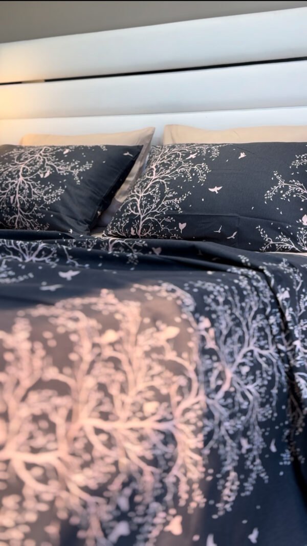 Parure de Lit Arbre Enchanté – Gris Nuit & Blanc Éclatant