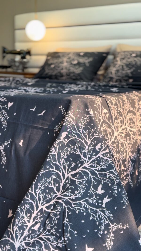 Parure de Lit Arbre Enchanté – Gris Nuit & Blanc Éclatant