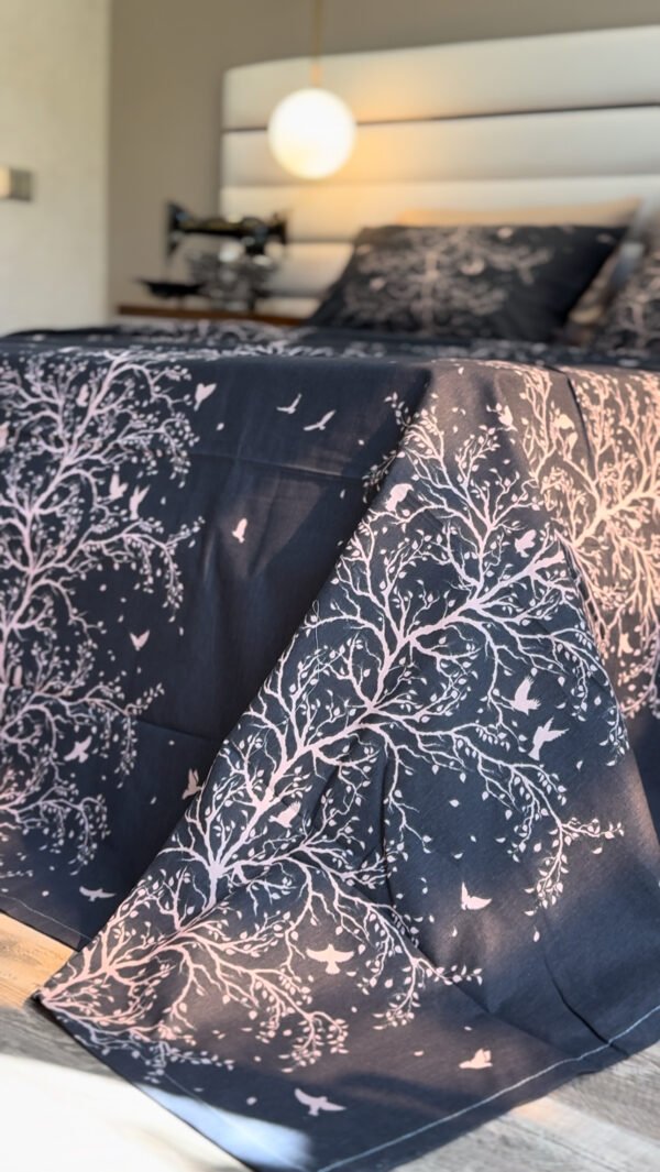 Parure de Lit Arbre Enchanté – Gris Nuit & Blanc Éclatant