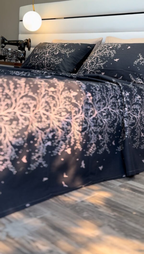 Parure de Lit Arbre Enchanté – Gris Nuit & Blanc Éclatant