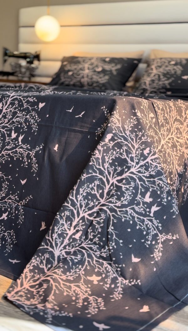 Parure de Lit Arbre Enchanté – Gris Nuit & Blanc Éclatant
