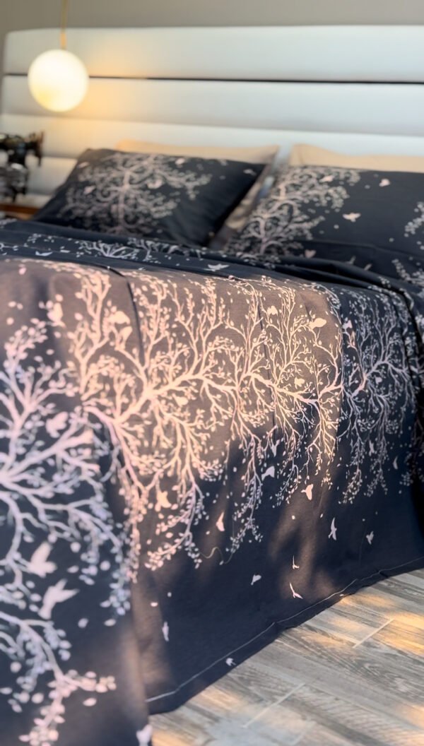 Parure de Lit Arbre Enchanté – Gris Nuit & Blanc Éclatant