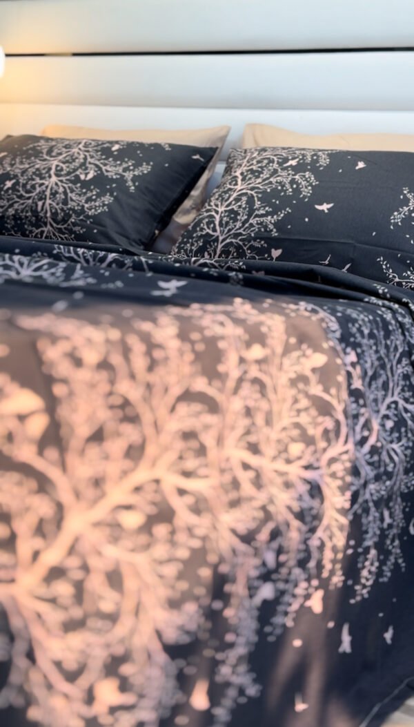 Parure de Lit Arbre Enchanté – Gris Nuit & Blanc Éclatant