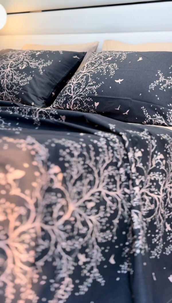 Parure de Lit Arbre Enchanté – Gris Nuit & Blanc Éclatant