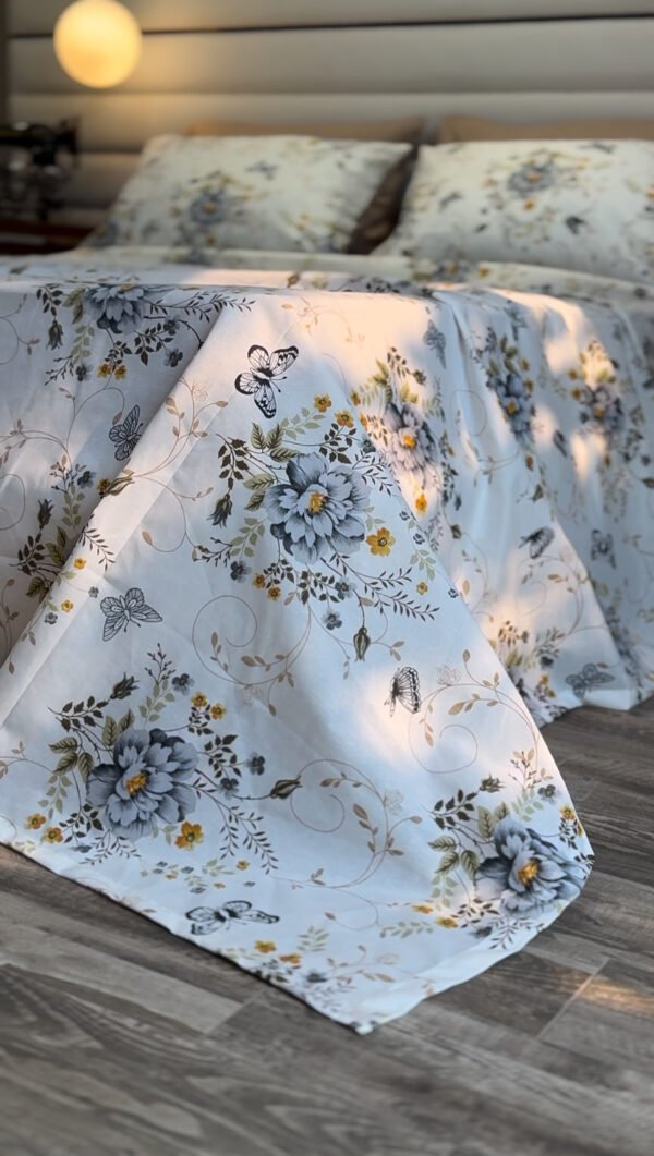 Parure de Lit Jardin de Papillons – Bleu Brume & Fleurs d’Or