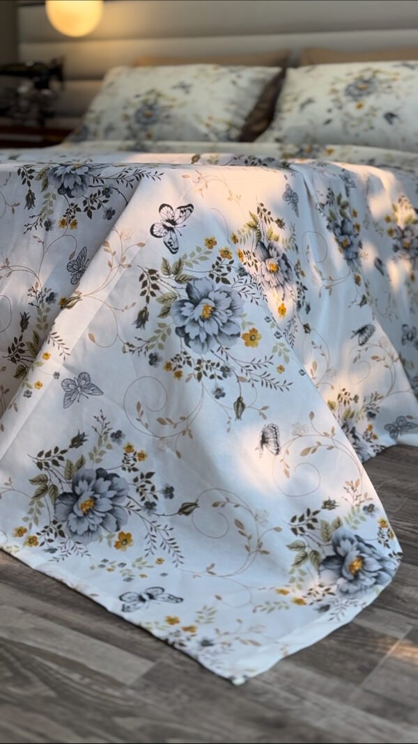 Parure de Lit Jardin de Papillons – Bleu Brume & Fleurs d’Or