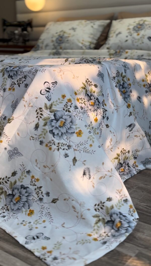 Parure de Lit Jardin de Papillons – Bleu Brume & Fleurs d’Or