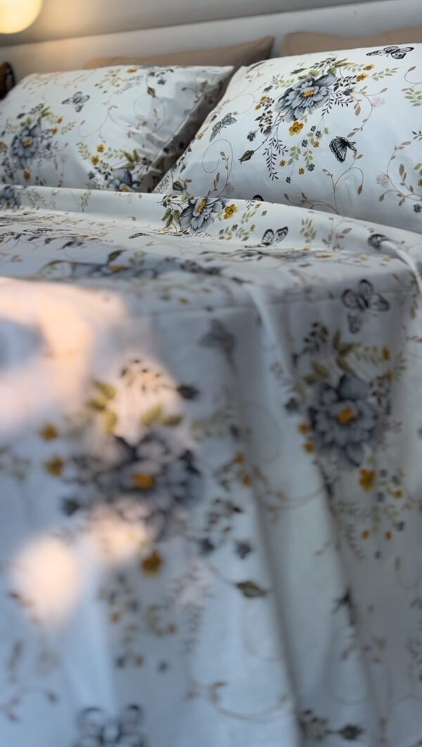 Parure de Lit Jardin de Papillons – Bleu Brume & Fleurs d’Or