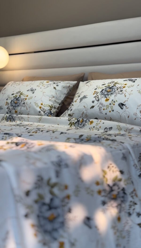 Parure de Lit Jardin de Papillons – Bleu Brume & Fleurs d’Or