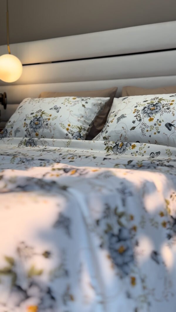 Parure de Lit Jardin de Papillons – Bleu Brume & Fleurs d’Or