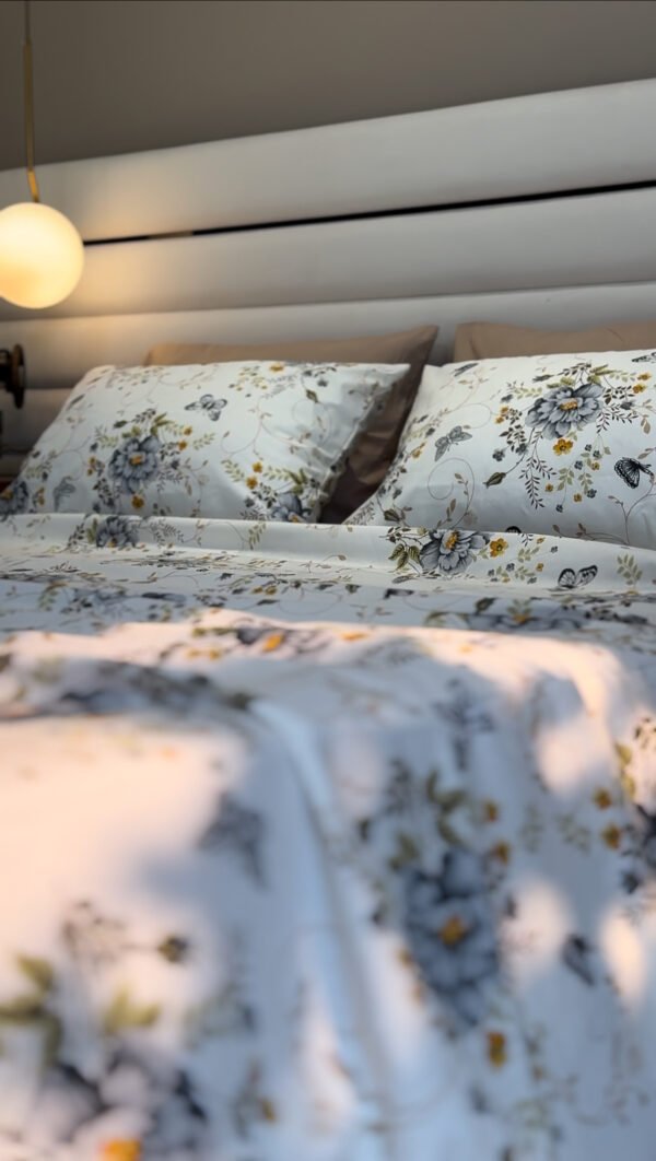 Parure de Lit Jardin de Papillons – Bleu Brume & Fleurs d’Or