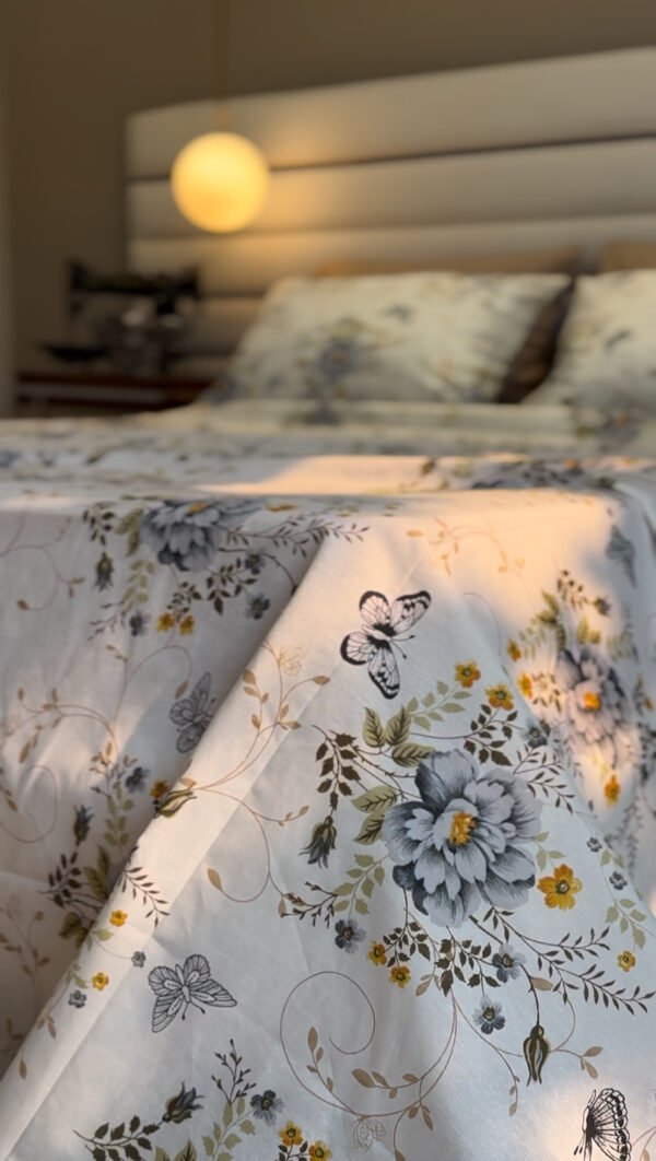 Parure de Lit Jardin de Papillons – Bleu Brume & Fleurs d’Or