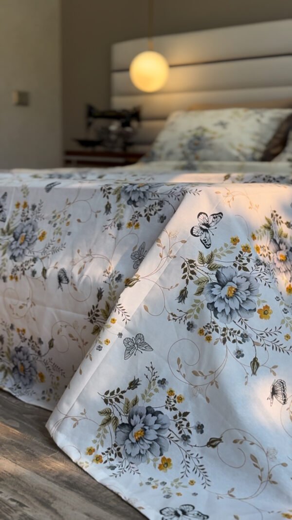 Parure de Lit Jardin de Papillons – Bleu Brume & Fleurs d’Or