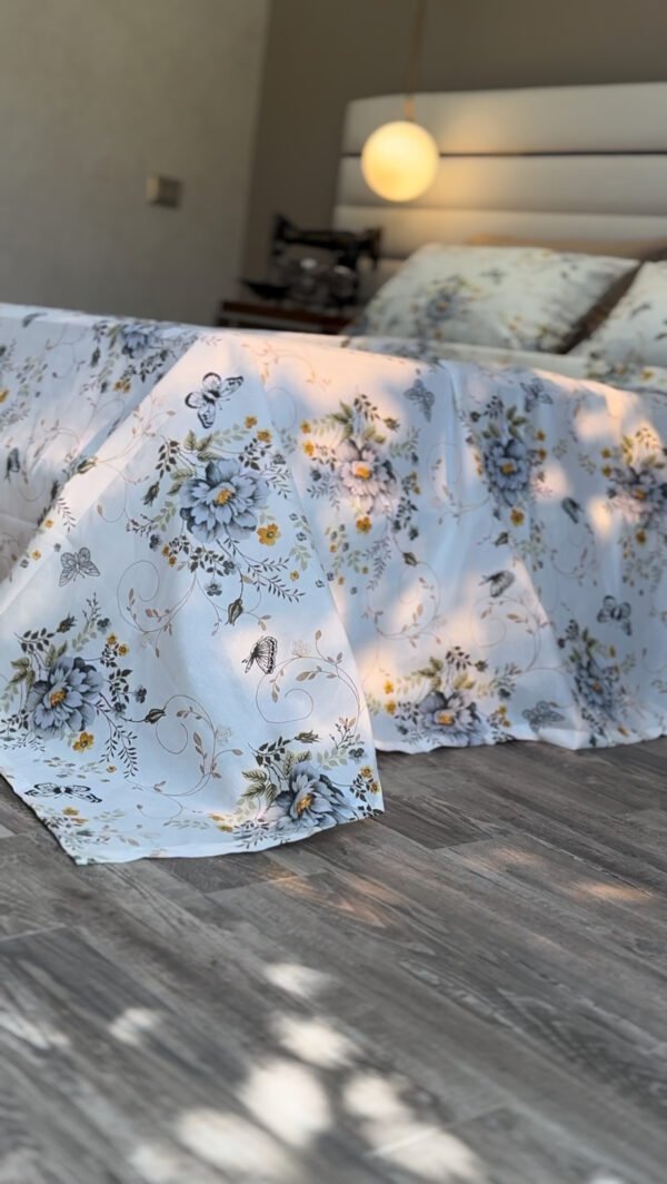 Parure de Lit Jardin de Papillons – Bleu Brume & Fleurs d’Or