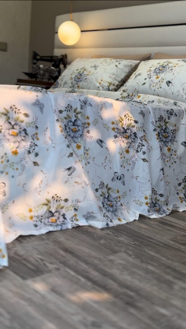 Parure de Lit Jardin de Papillons – Bleu Brume & Fleurs d’Or