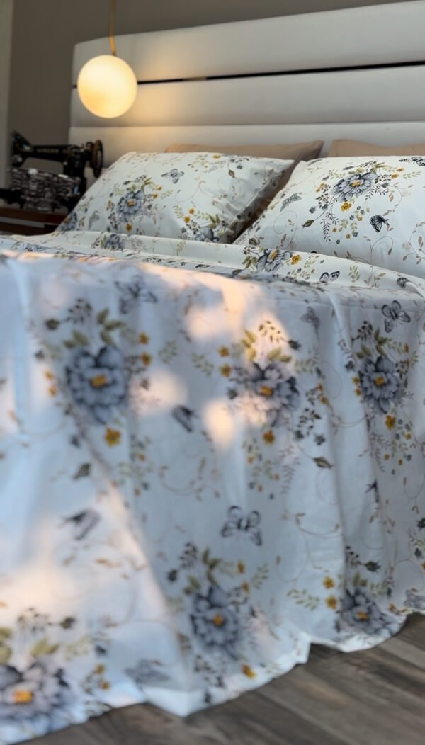 Parure de Lit Jardin de Papillons – Bleu Brume & Fleurs d’Or