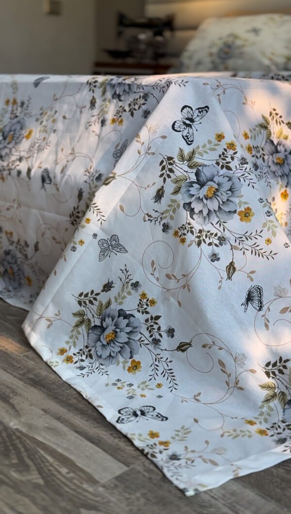 Parure de Lit Jardin de Papillons – Bleu Brume & Fleurs d’Or