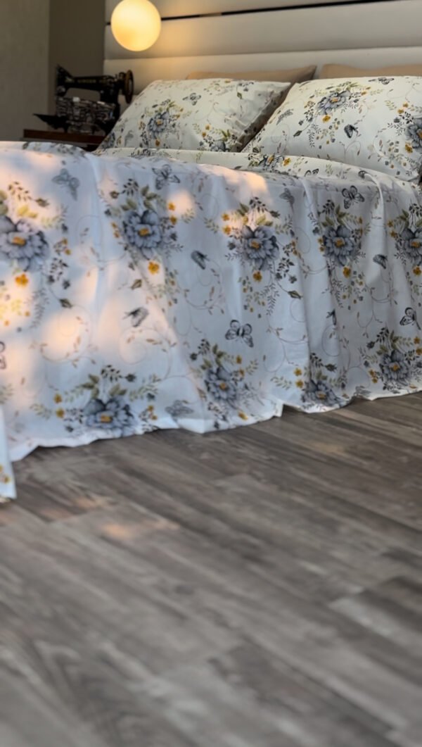 Parure de Lit Jardin de Papillons – Bleu Brume & Fleurs d’Or