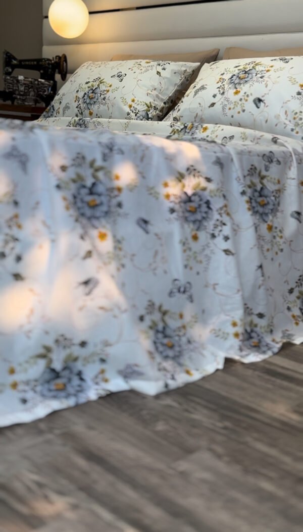 Parure de Lit Jardin de Papillons – Bleu Brume & Fleurs d’Or