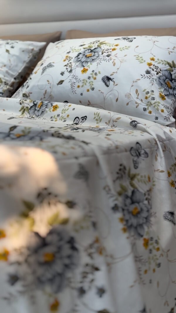 Parure de Lit Jardin de Papillons – Bleu Brume & Fleurs d’Or