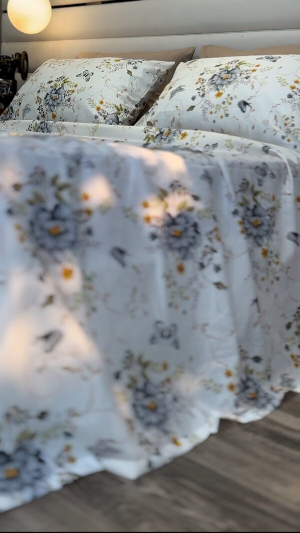 Parure de Lit Jardin de Papillons – Bleu Brume & Fleurs d’Or
