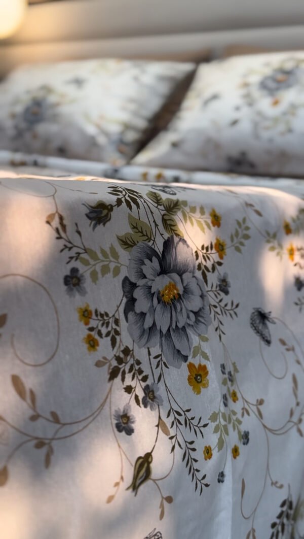 Parure de Lit Jardin de Papillons – Bleu Brume & Fleurs d’Or