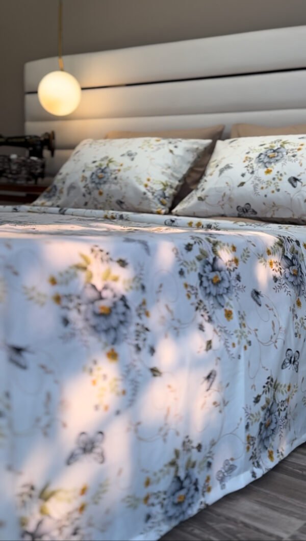 Parure de Lit Jardin de Papillons – Bleu Brume & Fleurs d’Or