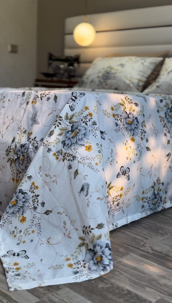 Parure de Lit Jardin de Papillons – Bleu Brume & Fleurs d’Or