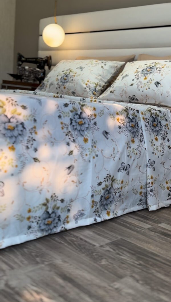 Parure de Lit Jardin de Papillons – Bleu Brume & Fleurs d’Or