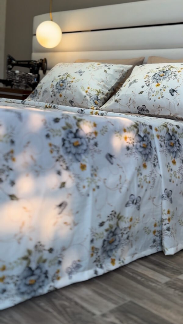 Parure de Lit Jardin de Papillons – Bleu Brume & Fleurs d’Or